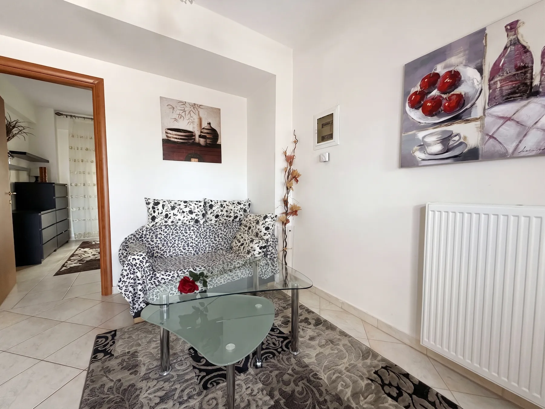 Гостиная со стеклянным столом — квартира 60 м², Неа Калликратия