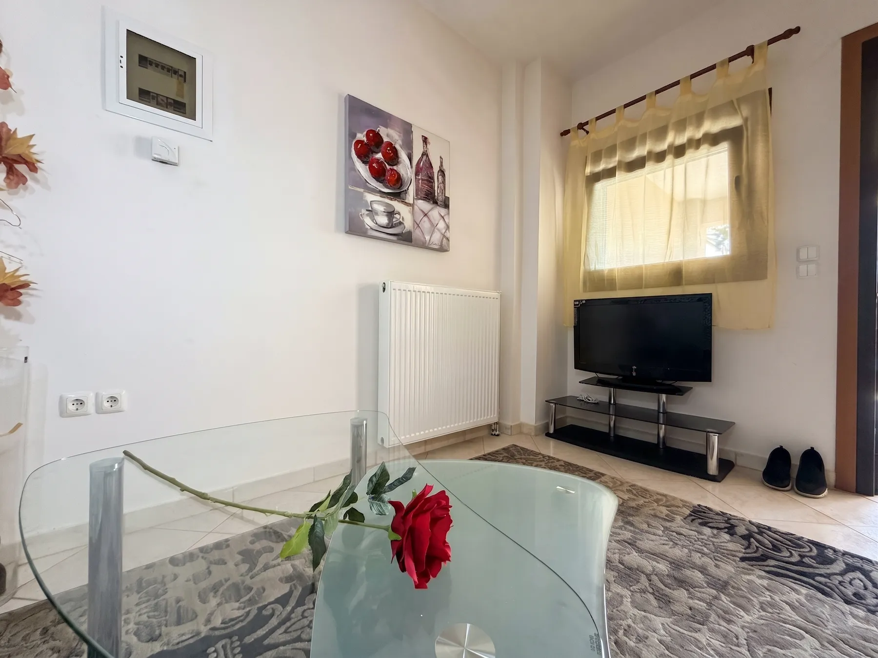Гостиная, телевизор и обеденная зона — квартира 60 м², Неа Калликратия