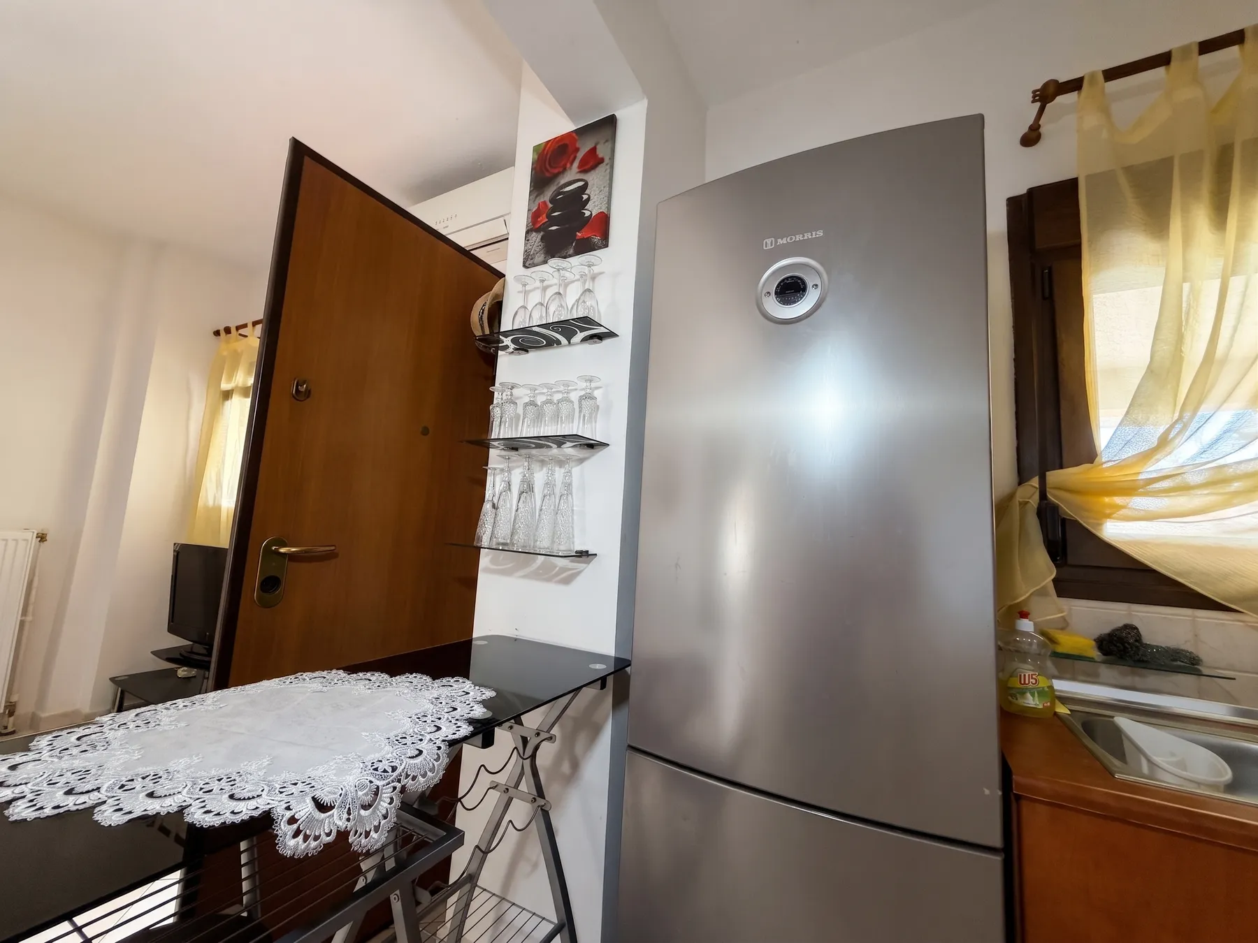 Кухня с холодильником — квартира 60 м², Неа Калликратия