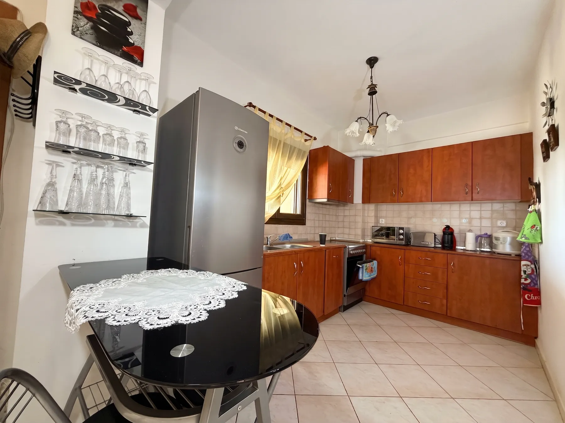 Кухня, обеденный стол — квартира 60 м², Неа Калликратия
