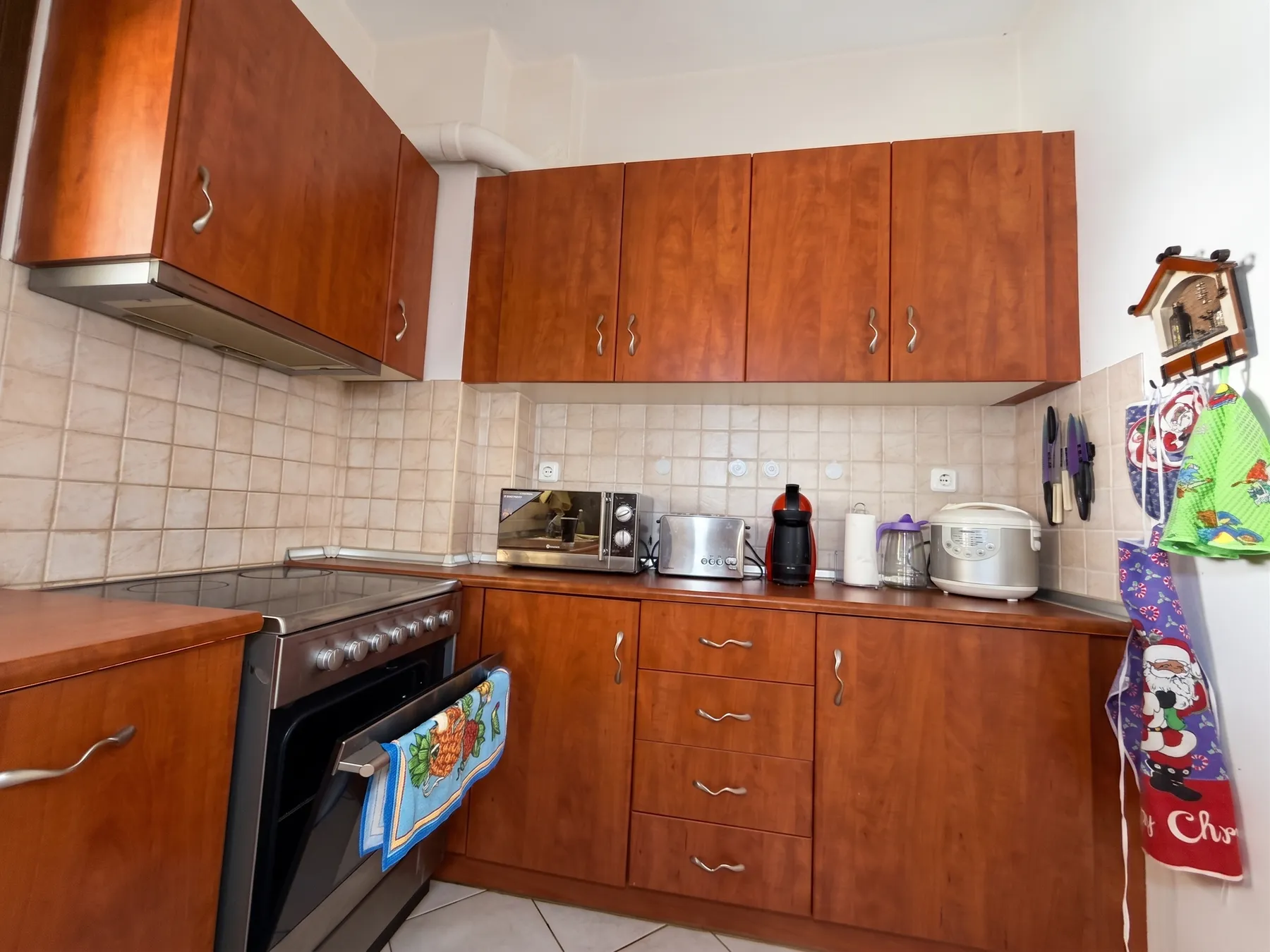 Кухня с плитой и духовым шкафом — квартира 60 м², Неа Калликратия
