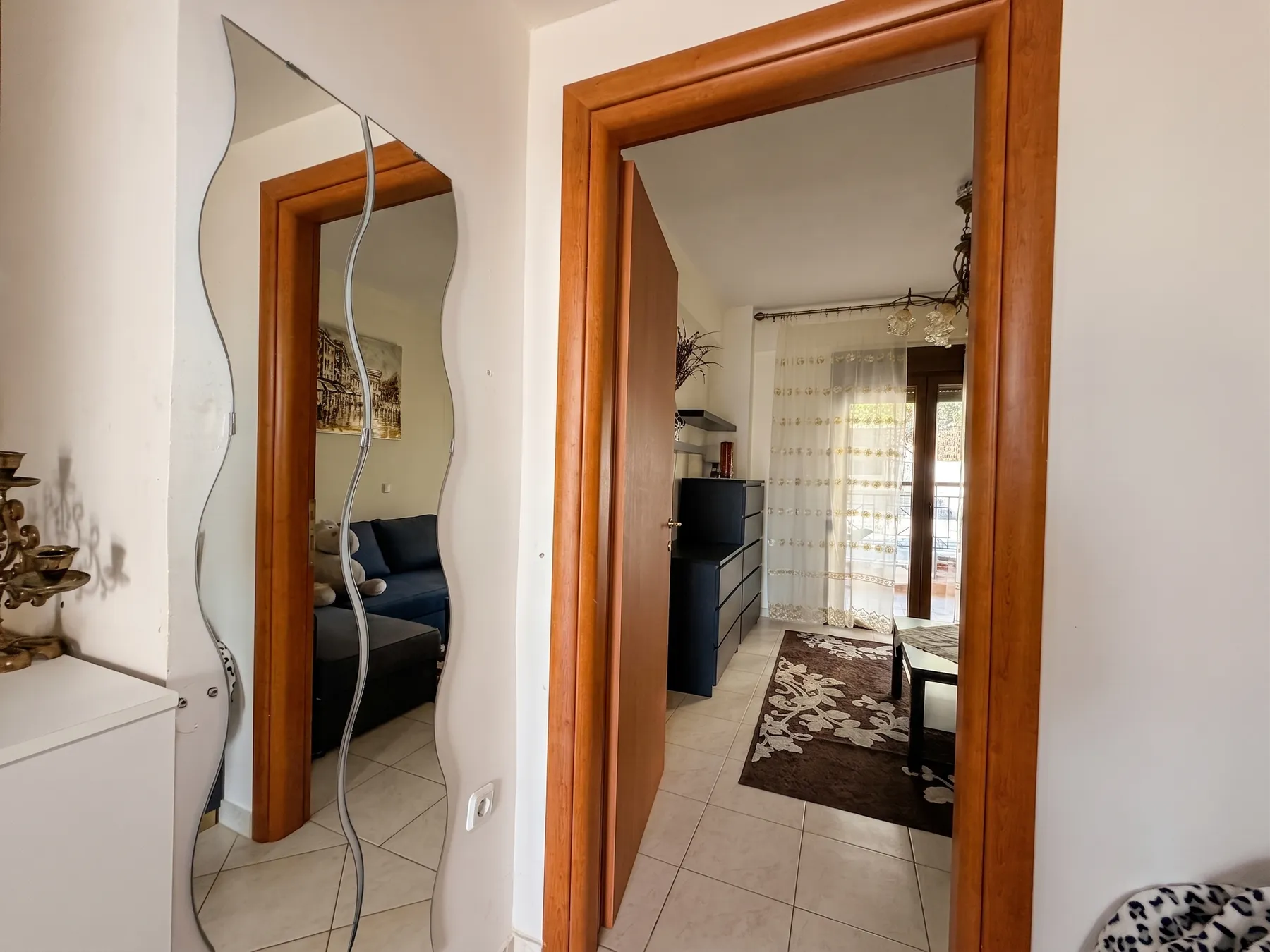 Прихожая с зеркалом — квартира 60 м², Неа Калликратия