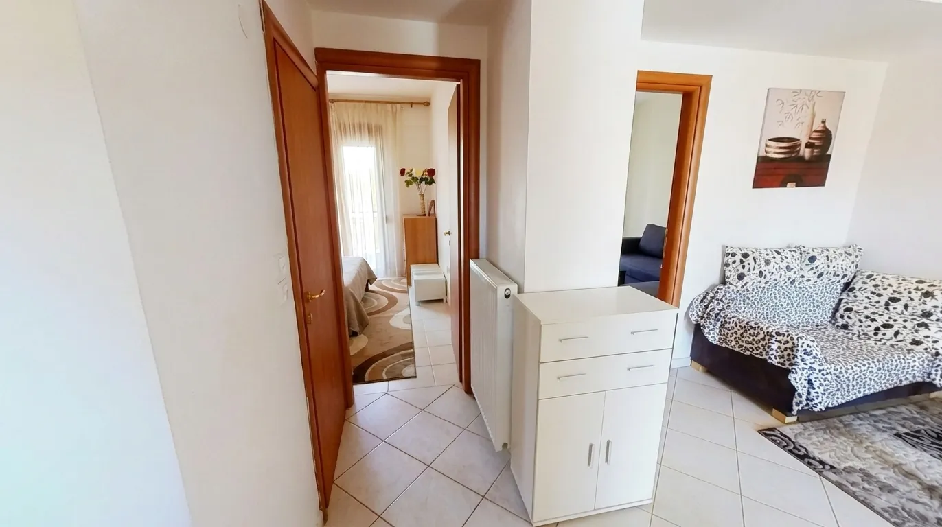 Проход из прихожей в спальню — квартира 60 м², Неа Калликратия
