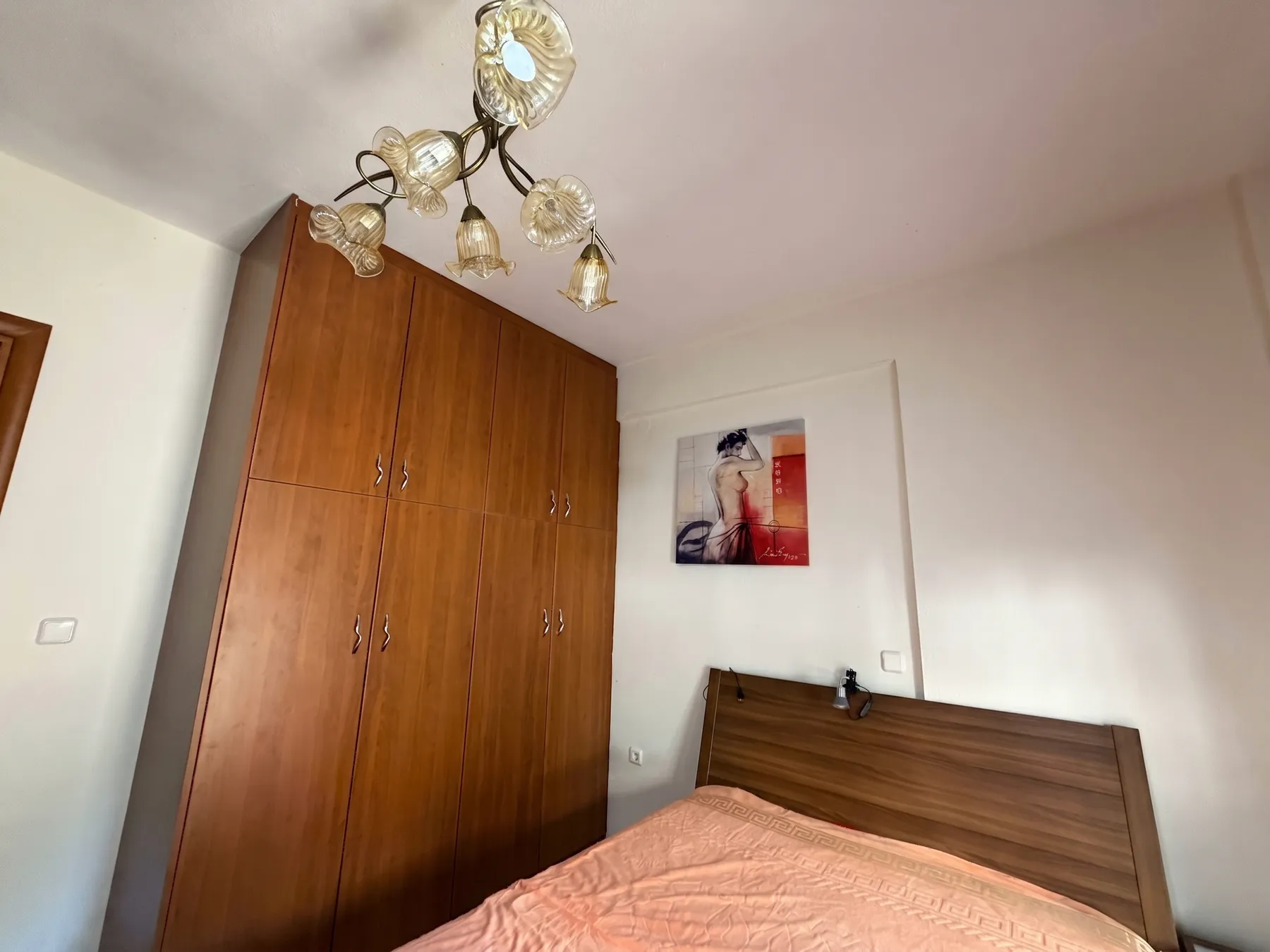 Спальня со шкафом — квартира 60 м², Неа Калликратия