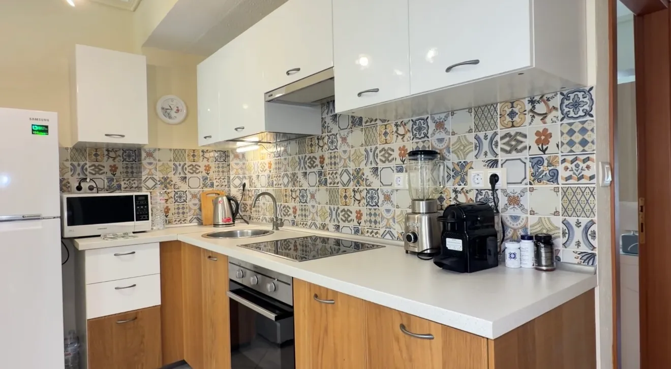 Кухня, рабочая зона и техника — квартира 73,14 м², Неа Калликратия