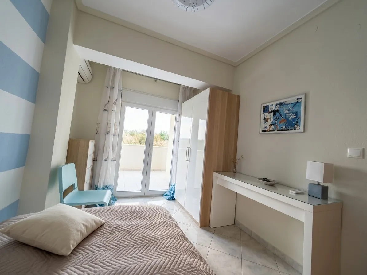 Вторая спальня, выход на балкон — квартира 73,14 м², Неа Калликратия