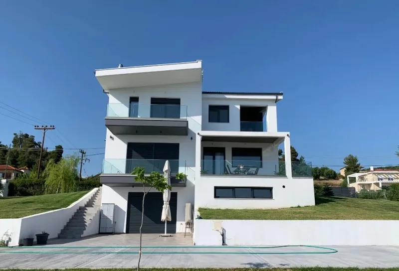 Haus Дом с бассейном, Пефкохори